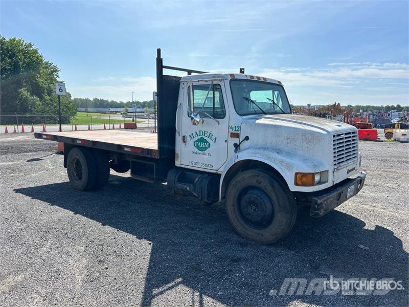 International 4700 شاحنات مسطحة/مفصلية الجوانب