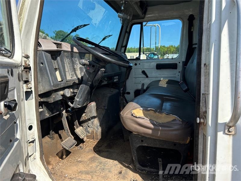 International 4700 شاحنات مسطحة/مفصلية الجوانب