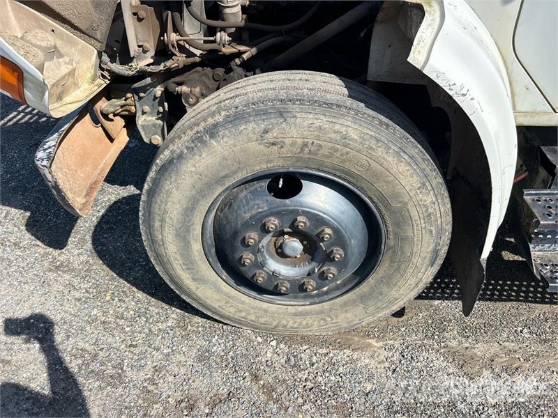 International 4700 شاحنات مسطحة/مفصلية الجوانب