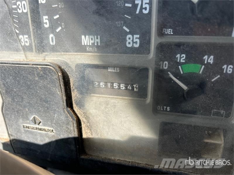 International 4700 شاحنات مسطحة/مفصلية الجوانب
