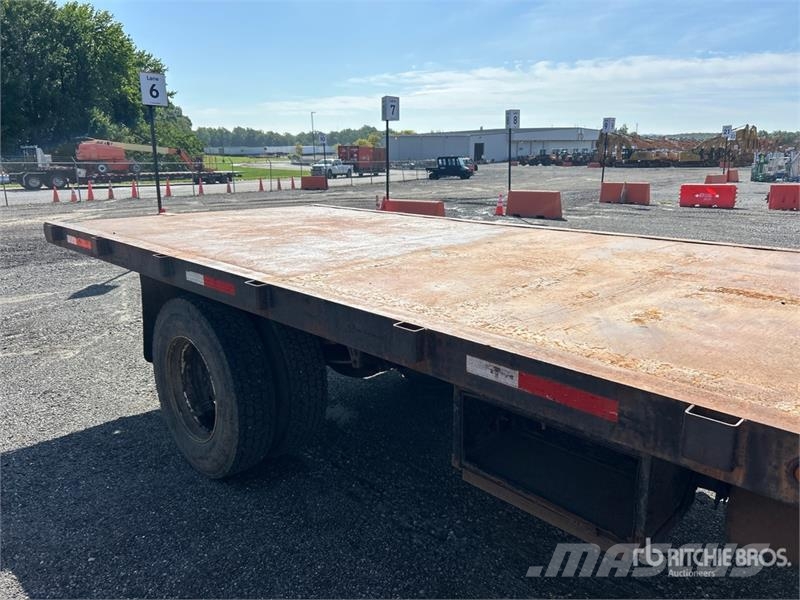 International 4700 شاحنات مسطحة/مفصلية الجوانب