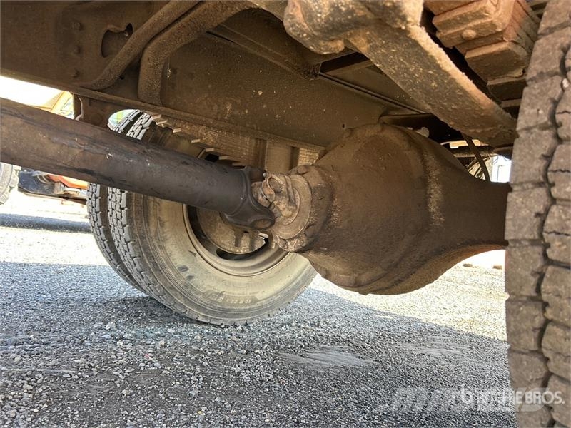 International 4700 شاحنات مسطحة/مفصلية الجوانب