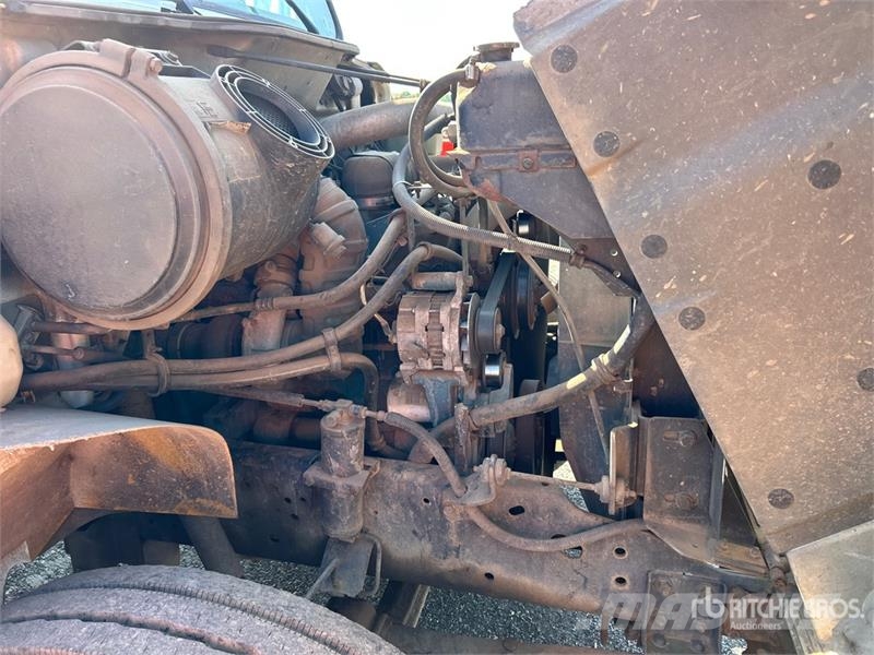 International 4700 شاحنات مسطحة/مفصلية الجوانب