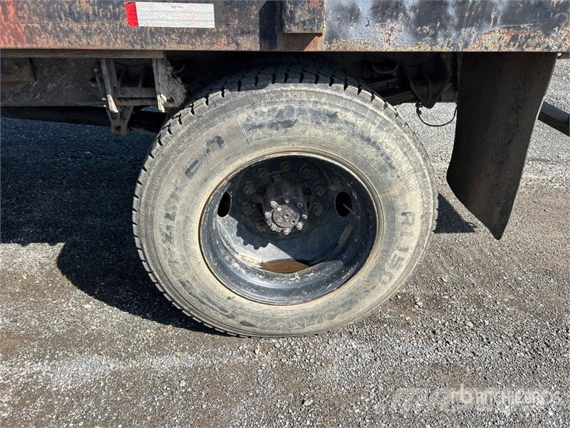 International 4700 شاحنات مسطحة/مفصلية الجوانب