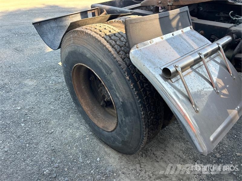 International 4900 Vetopöytäautot