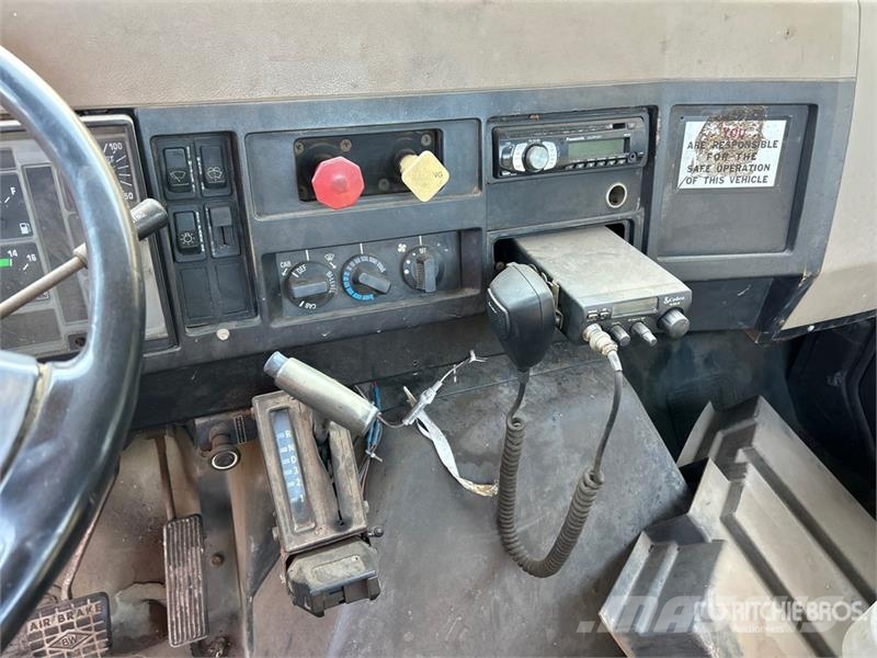 International 4900 Vetopöytäautot