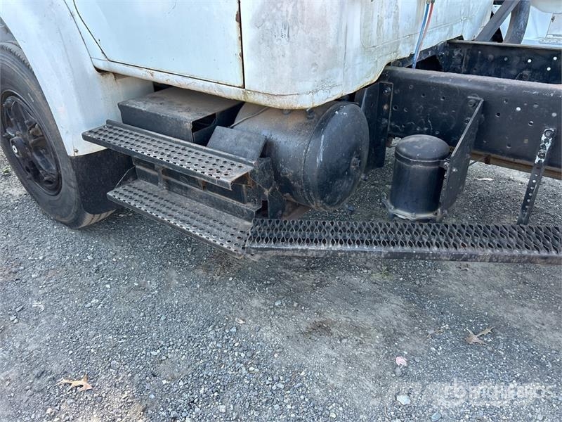 International 4900 Vetopöytäautot
