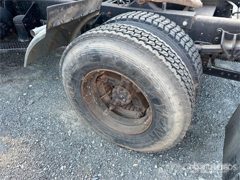 International 4900 Vetopöytäautot