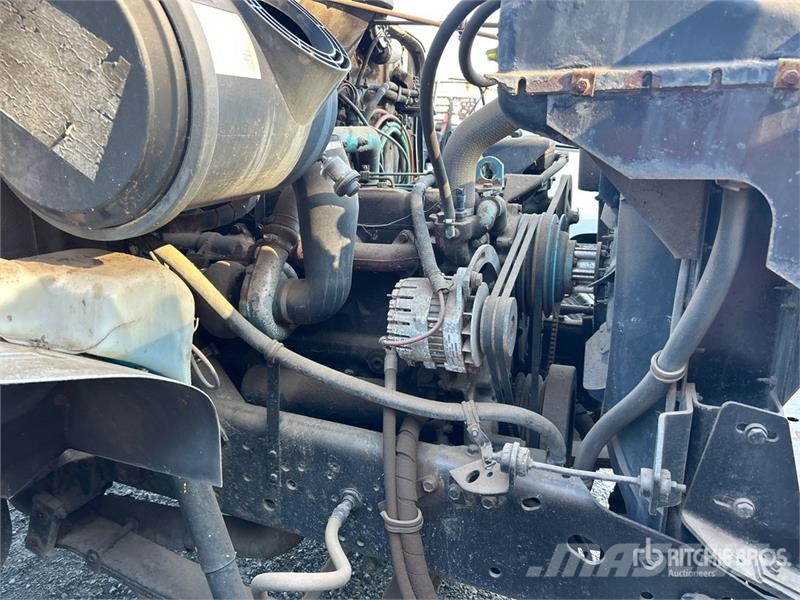 International 4900 Vetopöytäautot