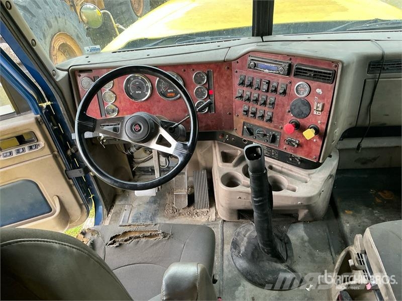 International 9900i 6x4 T/A Sleeper Truck Tractor Vlačilci