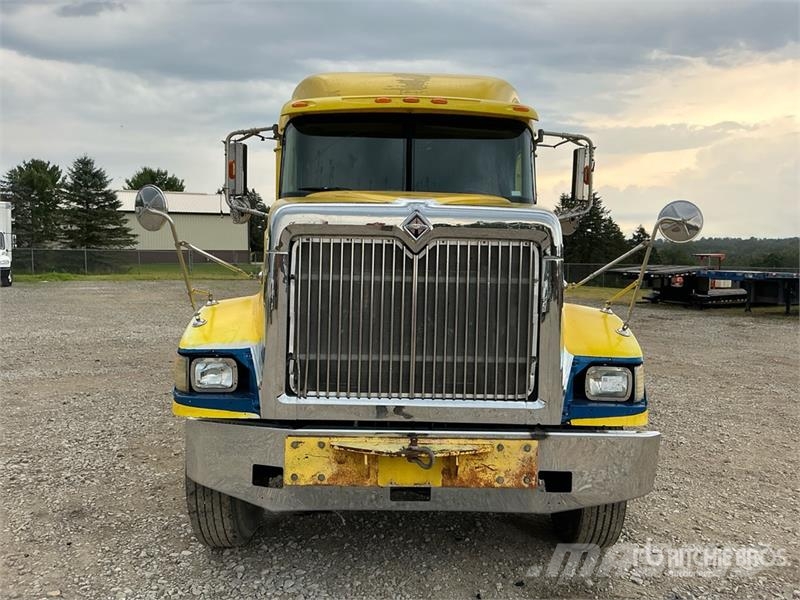 International 9900i 6x4 T/A Sleeper Truck Tractor Vlačilci