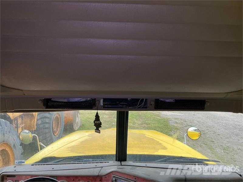 International 9900i 6x4 T/A Sleeper Truck Tractor Vlačilci