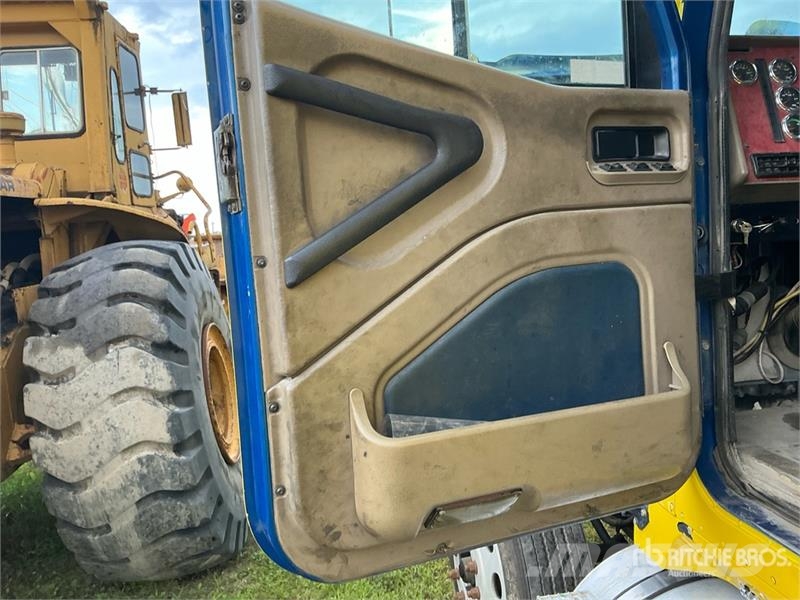 International 9900i 6x4 T/A Sleeper Truck Tractor Vlačilci