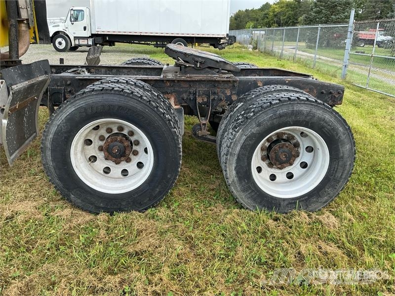 International 9900i 6x4 T/A Sleeper Truck Tractor Vlačilci
