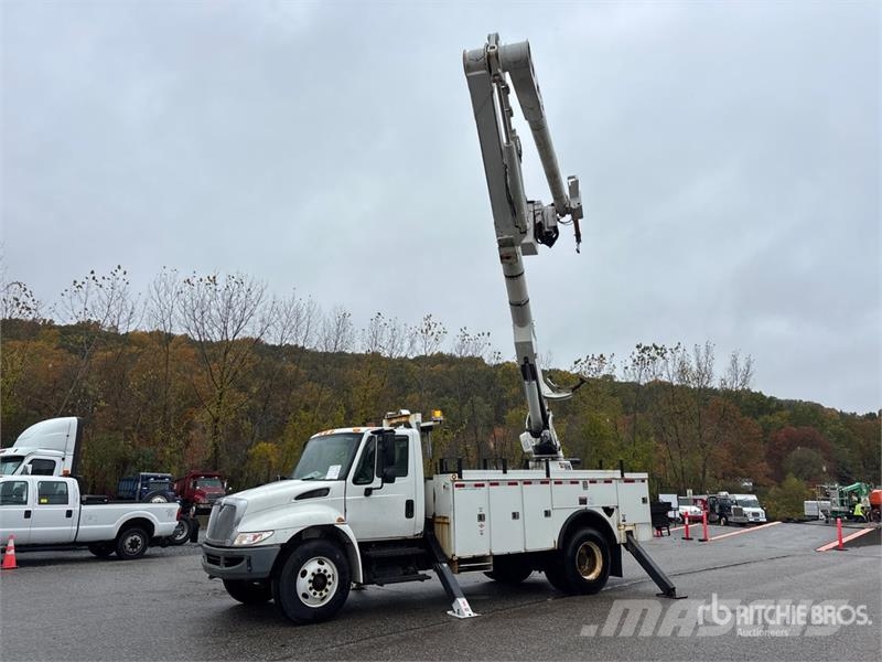 International AM855 55 ft on International 4300 4x2 Bucket Truck Автовишки на базі вантажівки