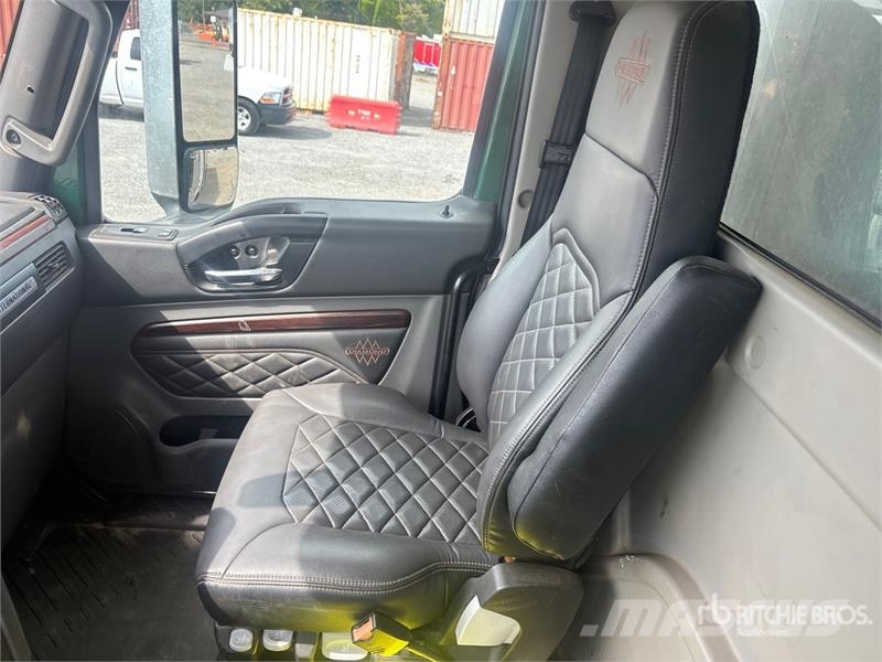 International HX520 8x4 Tri/A Dump Truck Kipper