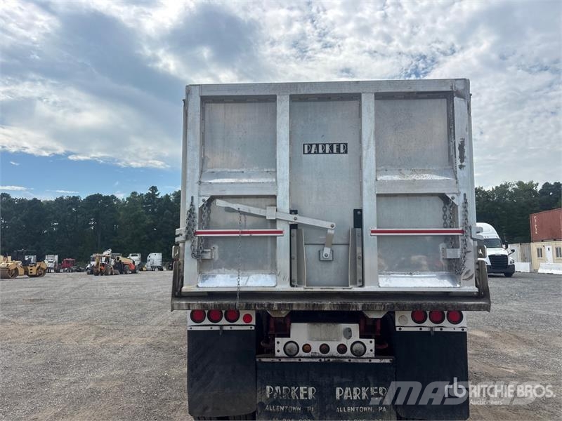 International HX520 8x4 Tri/A Dump Truck Kipper