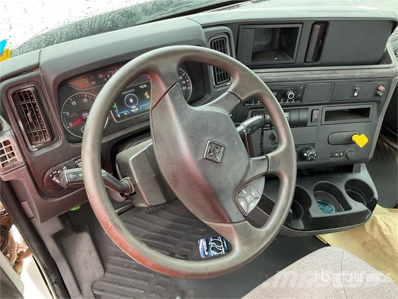 International HX620 6x4 Cab and Chassis Cabine e interni