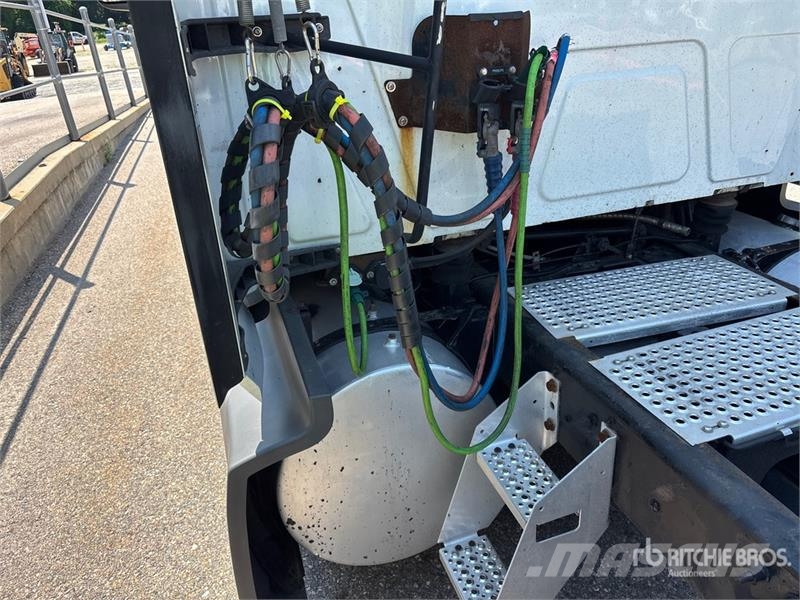 International LT625 Truck Tractor Units