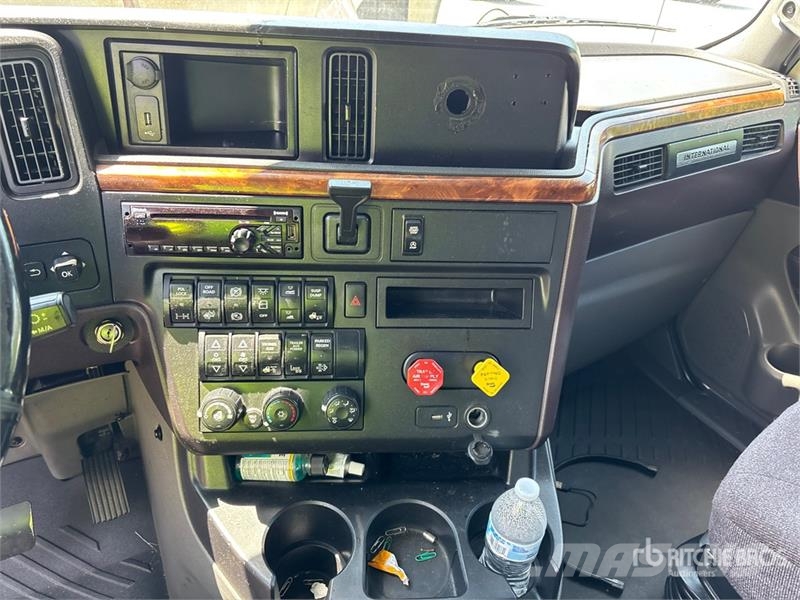 International LT625 Truck Tractor Units