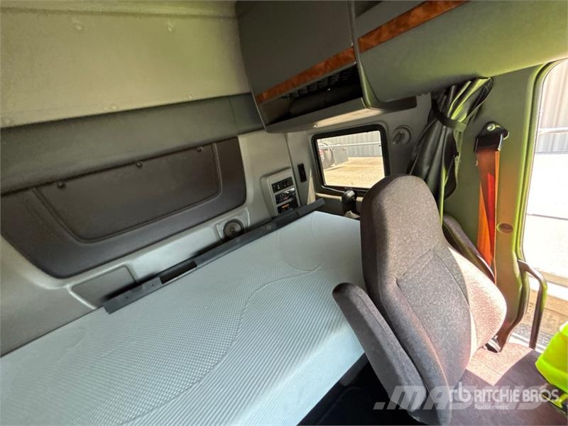 International LT625 Truck Tractor Units
