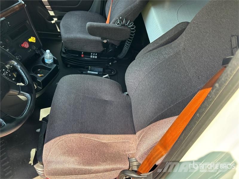 International LT625 Truck Tractor Units