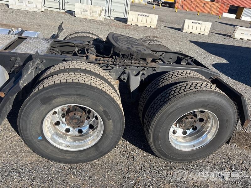 International LT625 6x4 T/A Day Cab Truck Tractor Седельные тягачи