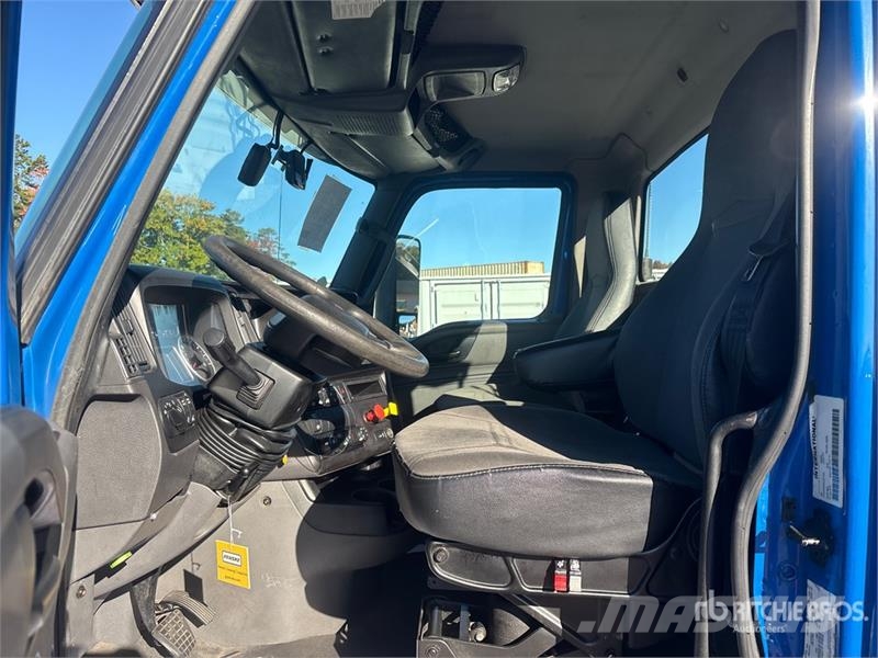 International LT625 6x4 T/A Day Cab Truck Tractor Седельные тягачи