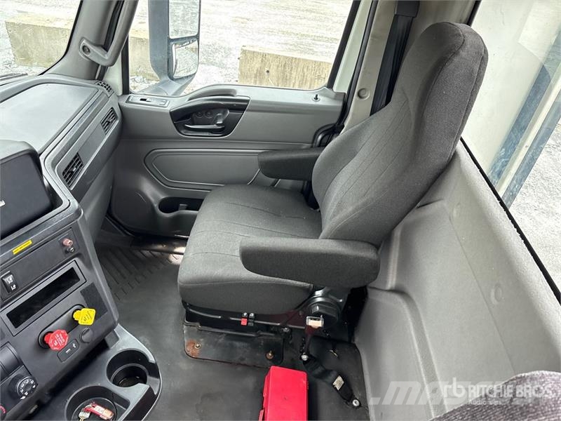 International LT625 6x4 T/A Day Cab Truck Tractor 牵引车