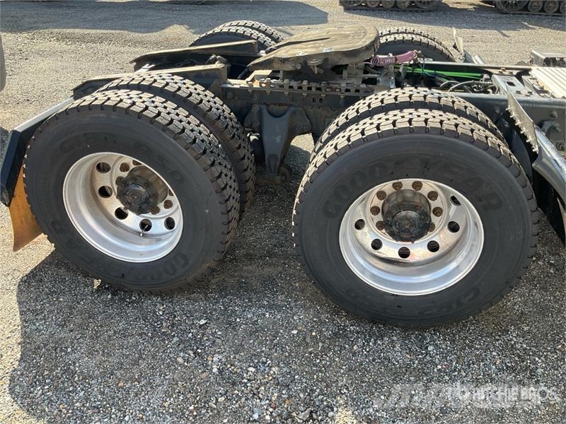 International LT625 6x4 T/A Day Cab Truck Tractor Trekkvogner