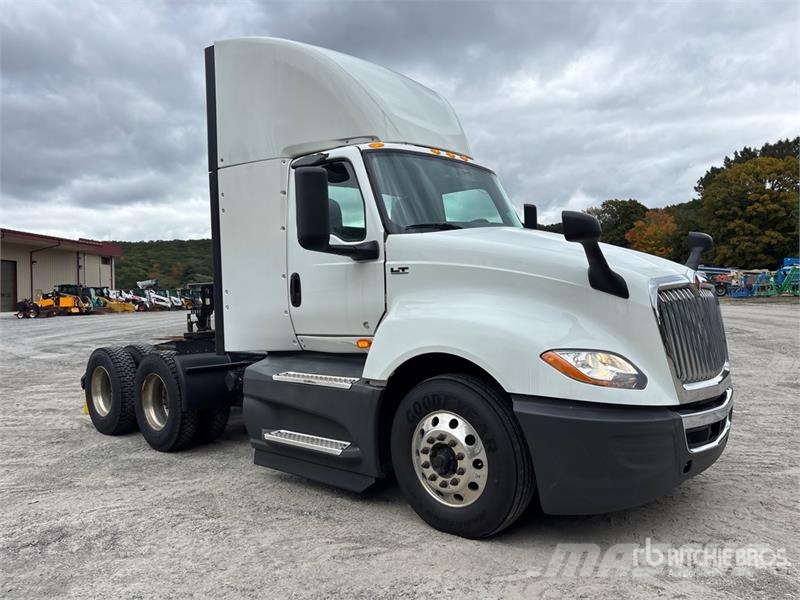 International LT625 6x4 T/A Day Cab Truck Tractor 牵引车