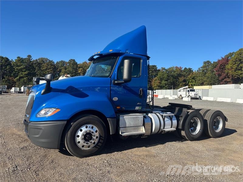 International LT625 6x4 T/A Day Cab Truck Tractor Седельные тягачи