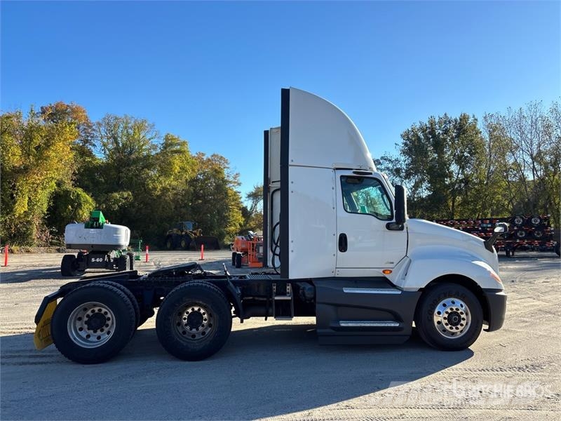 International LT625 6x4 T/A Day Cab Truck Tractor Vlačilci