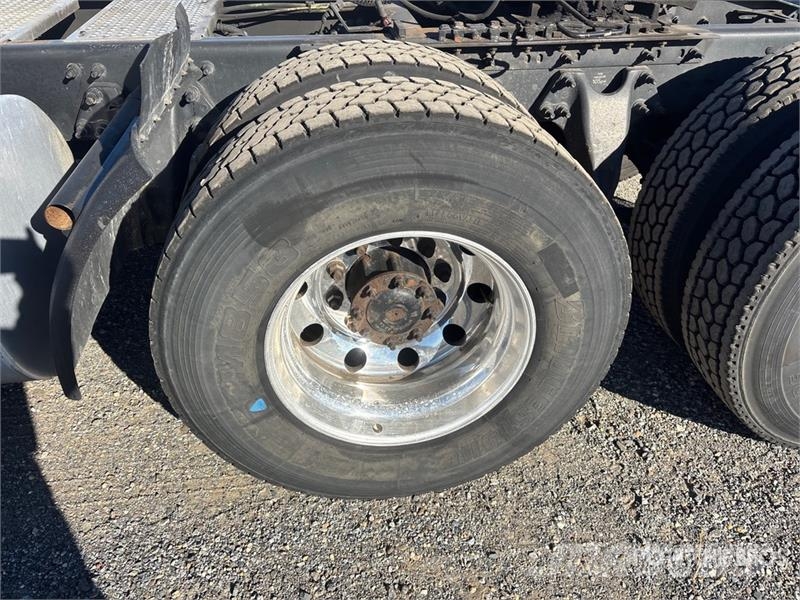 International LT625 6x4 T/A Day Cab Truck Tractor Седельные тягачи