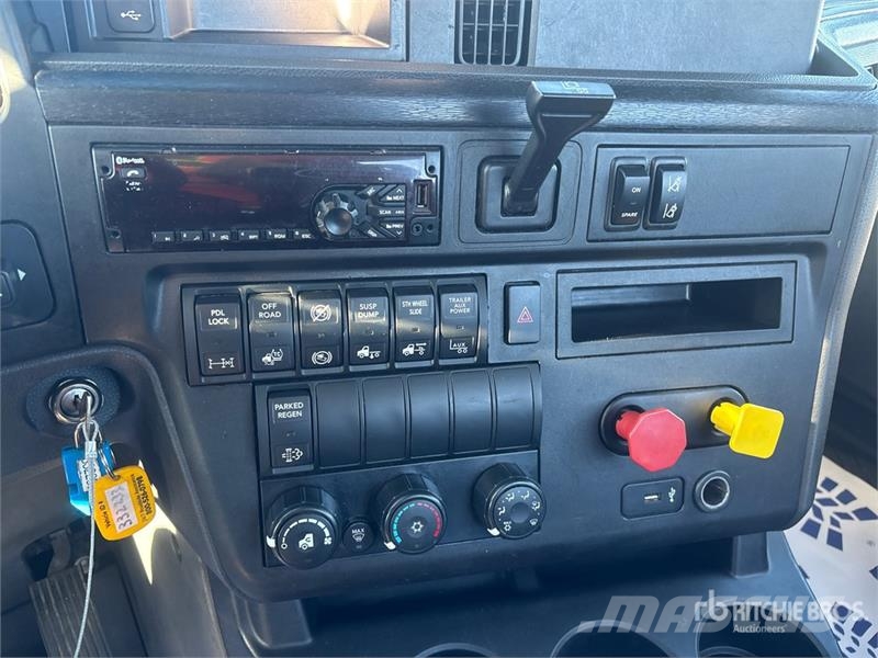 International LT625 6x4 T/A Day Cab Truck Tractor Седельные тягачи