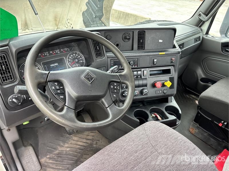 International LT625 6x4 T/A Day Cab Truck Tractor 牵引车
