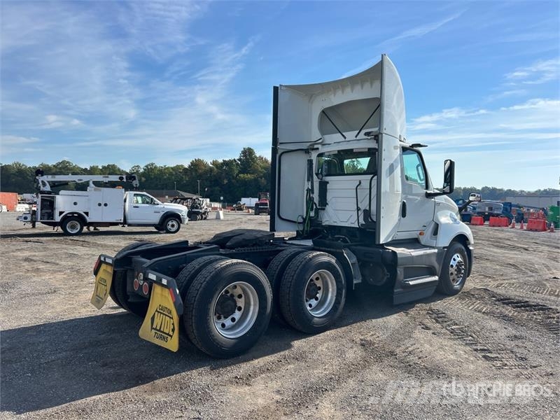 International LT625 6x4 T/A Day Cab Truck Tractor Vlačilci