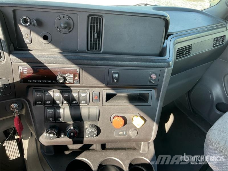 International LT625 6x4 T/A Day Cab Truck Tractor Trekkvogner