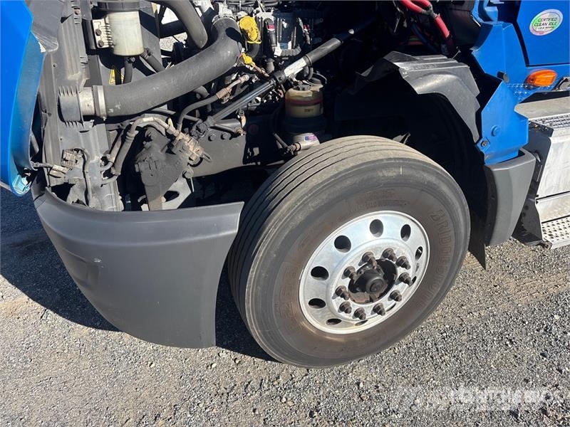 International LT625 6x4 T/A Day Cab Truck Tractor Седельные тягачи