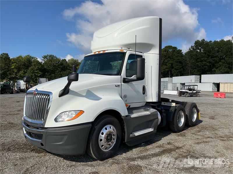 International LT625 6x4 T/A Day Cab Truck Tractor Trekkvogner