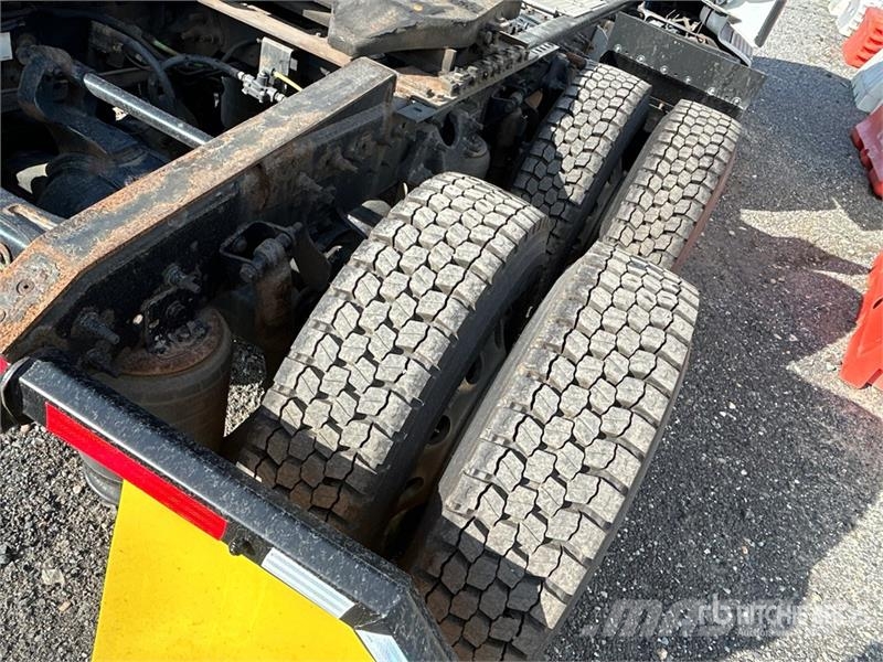 International LT625 6x4 T/A Day Cab Truck Tractor Седельные тягачи
