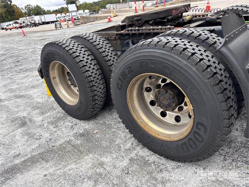 International LT625 6x4 T/A Day Cab Truck Tractor 牵引车