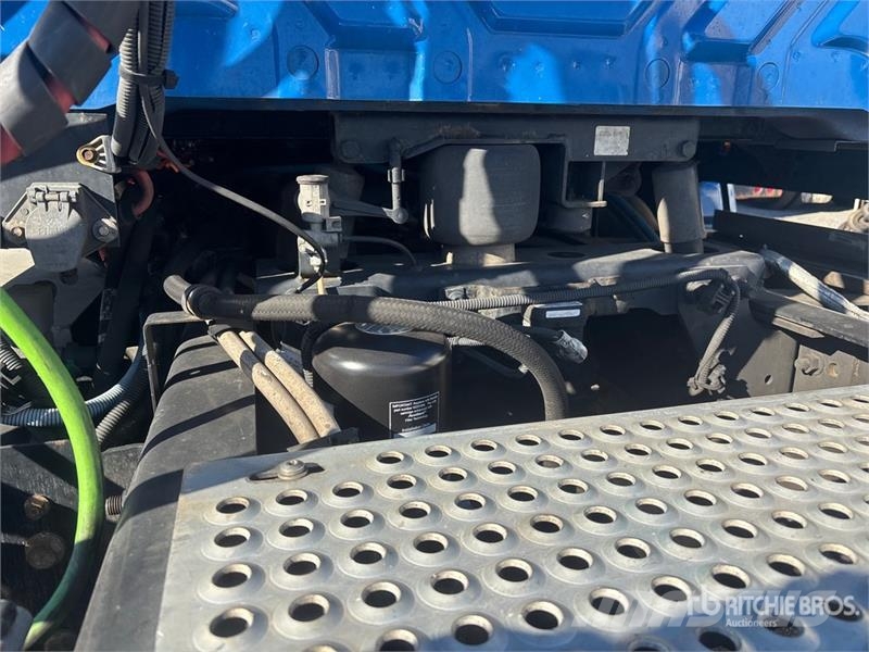 International LT625 6x4 T/A Day Cab Truck Tractor Седельные тягачи
