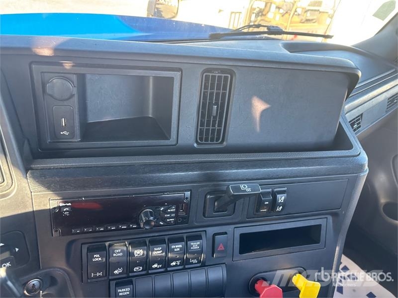 International LT625 6x4 T/A Day Cab Truck Tractor Седельные тягачи