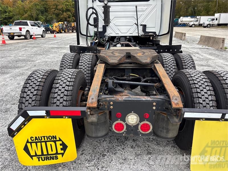 International LT625 6x4 T/A Day Cab Truck Tractor 牵引车