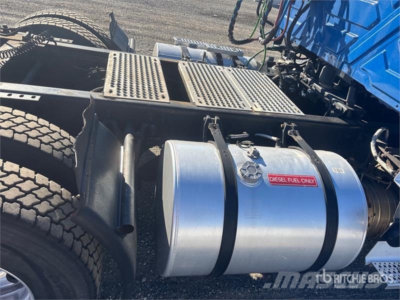 International LT625 6x4 T/A Day Cab Truck Tractor Седельные тягачи