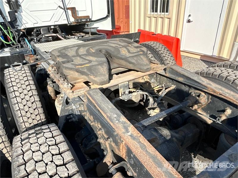 International LT625 6x4 T/A Day Cab Truck Tractor Седельные тягачи