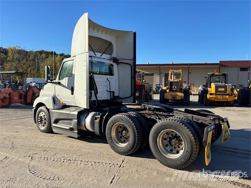 International LT625 6x4 T/A Day Cab Truck Tractor Vlačilci