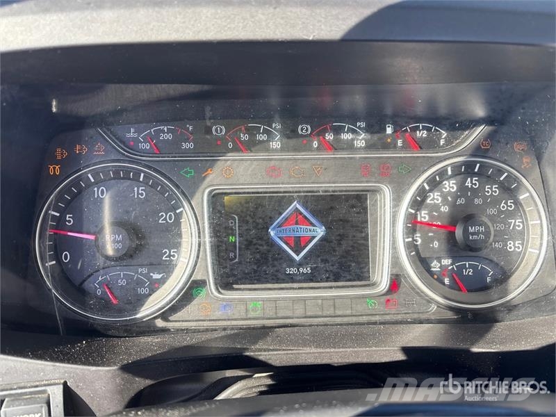 International LT625 6x4 T/A Day Cab Truck Tractor Седельные тягачи
