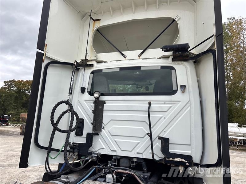 International LT625 6x4 T/A Day Cab Truck Tractor 牵引车